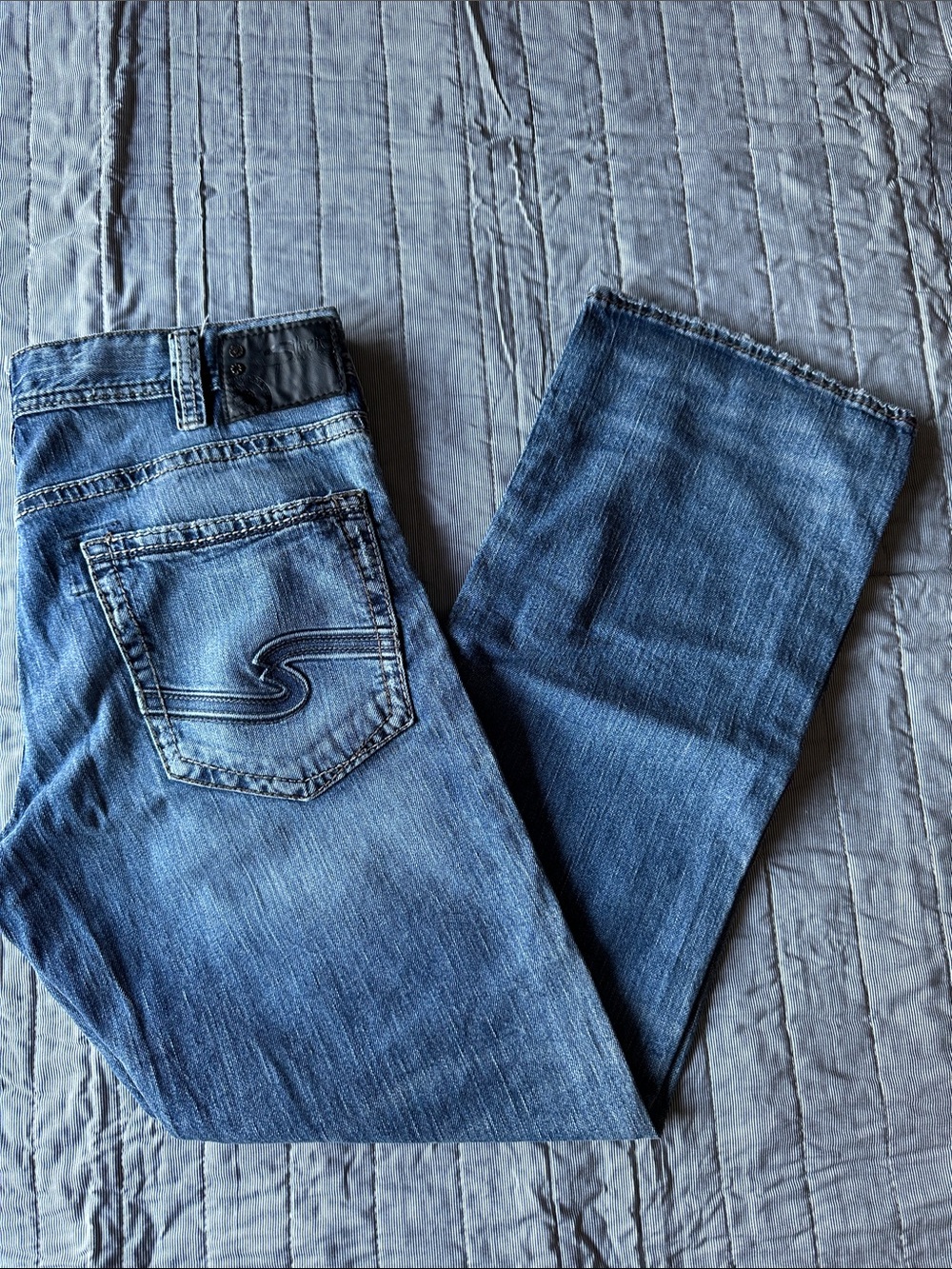 Silver Jeans Men’s Bootcut Jeans in Faded Blue Wash